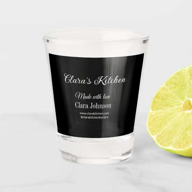 Koch mit Kochecke und Name des Restaurants Schnapsglas (Vorderseite)