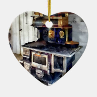 Kohlenstove in der Küche Keramikornament