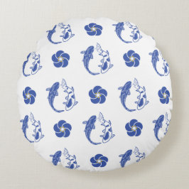 Koi Blossom Crest: Serene Blue Edition Rundes Kissen