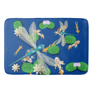 Koi Carp, Water Lily und Blue Dragonflies Badematte