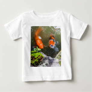 Koi-Fisch in einem Teich Baby T-shirt