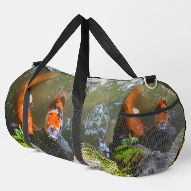 Koi-Fisch in einem Teich Duffle Bag (Rechte Ecke)