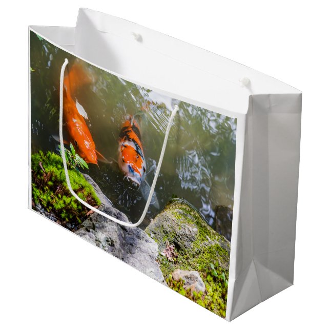 Koi-Fisch in einem Teich Große Geschenktüte (Vorderseite Schrägansicht)