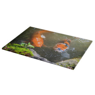 Koi-Fisch in einem Teich Schneidebrett