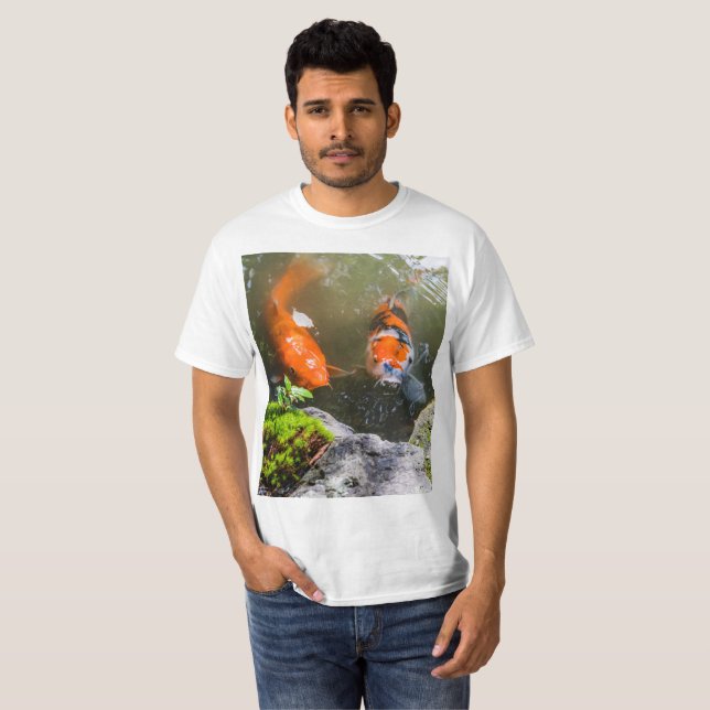 Koi-Fisch in einem Teich T-Shirt (Vorne ganz)