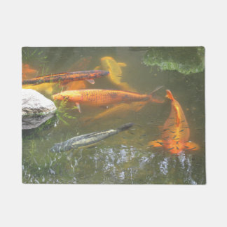 Koi im Teich Fußmatte