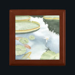 Koi-Teich-Reflektion mit Fisch und Lilien Erinnerungskiste<br><div class="desc">Genießen Sie Ihre Reflexion in diesem attraktiven Koi-Teich. Beobachten Sie,  wie die Fische zu schwimmen scheinen und die Lilien an Ihnen vorbeischwimmen,  dank der lebendigen Darstellung von Chariklia Zarris. Dies wäre ein phantastisches Geschenk für ein Familienmitglied oder Ihr bedeutendes anderes!</div>