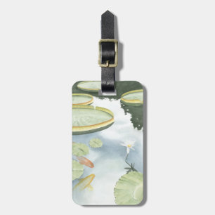 Koi-Teich-Reflektion mit Fisch und Lilien Gepäckanhänger