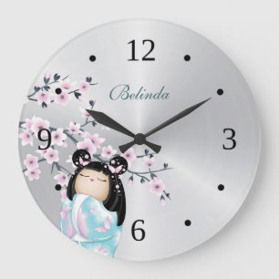 Kokeshi Doll and Cherry Blossoms Silver Monogram Große Wanduhr