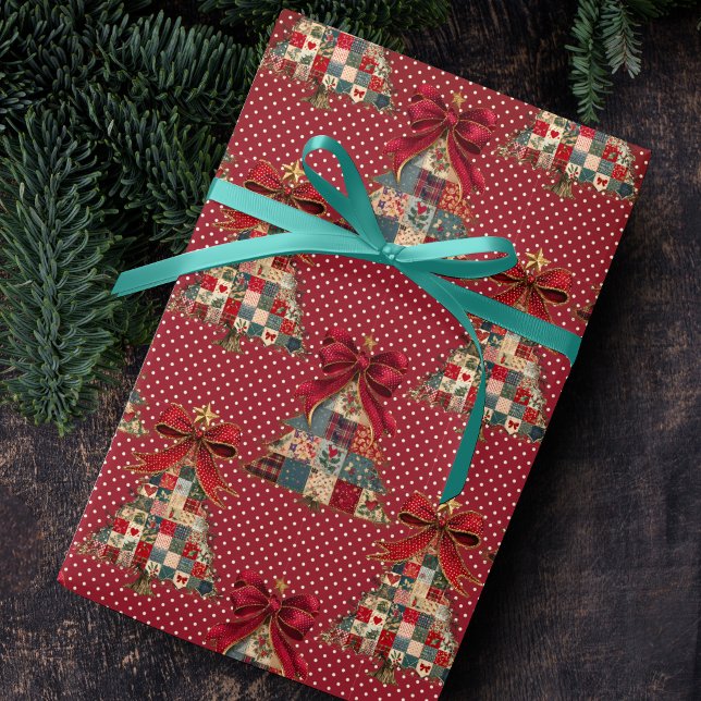 Kokette Patchwork-Weihnachtsbäume rote Tupfen Geschenkpapier (Von Creator hochgeladen)