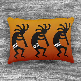 Kokopelli-Tanz im Südwesten von Orange und Schwarz Zierkissen