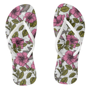 Kolibris und rosa Hibiskusblüten Flip Flops
