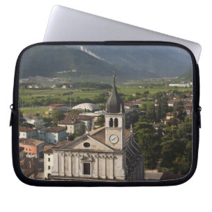 Kollegialkirche am Morgen, Arco, Trento Laptopschutzhülle