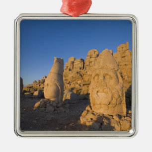Kolossale Kopfstatuen der Götter, die die 2 bewach Ornament Aus Metall