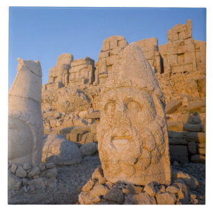Kolossale Kopfstatuen von Göttern, die den Fliese