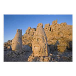 Kolossale Kopfstatuen von Göttern, die den Fotodruck