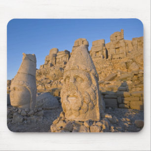 Kolossale Kopfstatuen von Göttern, die den Mousepad