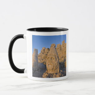 Kolossale Kopfstatuen von Göttern, die die Tasse