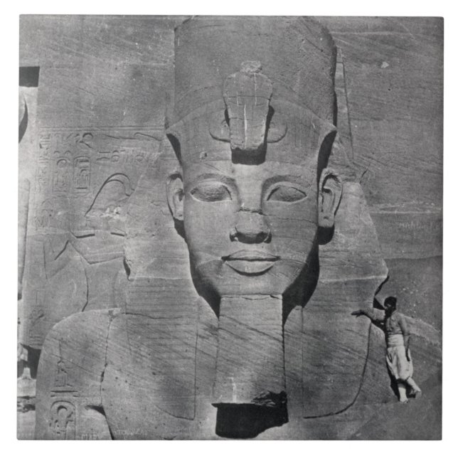 Kolossale Statue von Ramesses II bei Abu Simbel, Fliese (Vorderseite)