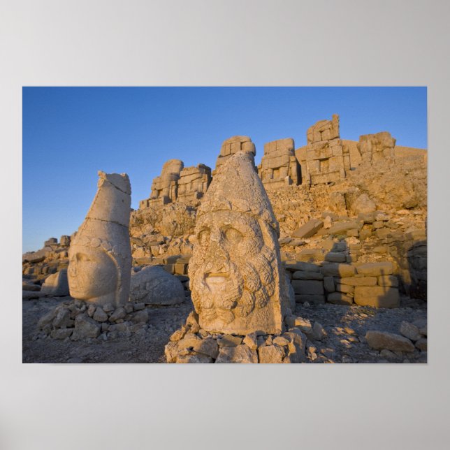 Kolossalkopfstatuen der Götter, die die Poster (Vorne)