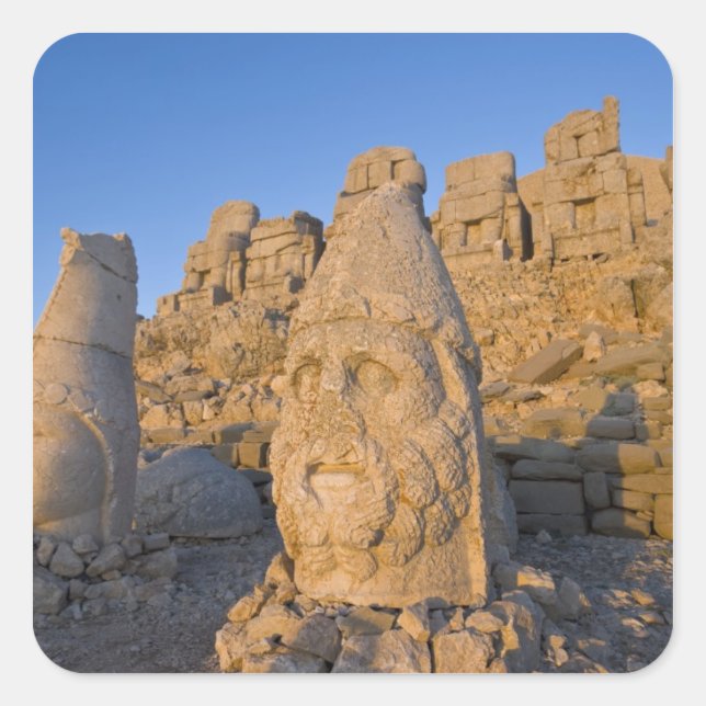 Kolossalkopfstatuen der Götter, die die Quadratischer Aufkleber (Vorderseite)