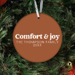 Komfort & Freude Moderne Minimalistische Weihnacht Ornament<br><div class="desc">Mit unserem "Comfort & Joy Terracotta Moderne Minimalistische Weihnachtsschmuck mit Foto" verbinden Sie Ihre Urlaubsstimmung mit personalisiertem Komfort. Dieses mit minimalistischem Design gestaltete Terrakotta-Ornament strahlt gemütlichen Charme aus und ist mit der herzlichen Botschaft von "Comfort & Joy" verziert. Was es wirklich besonders macht, ist die Fähigkeit, ein gepflegtes Foto einzubinden,...</div>
