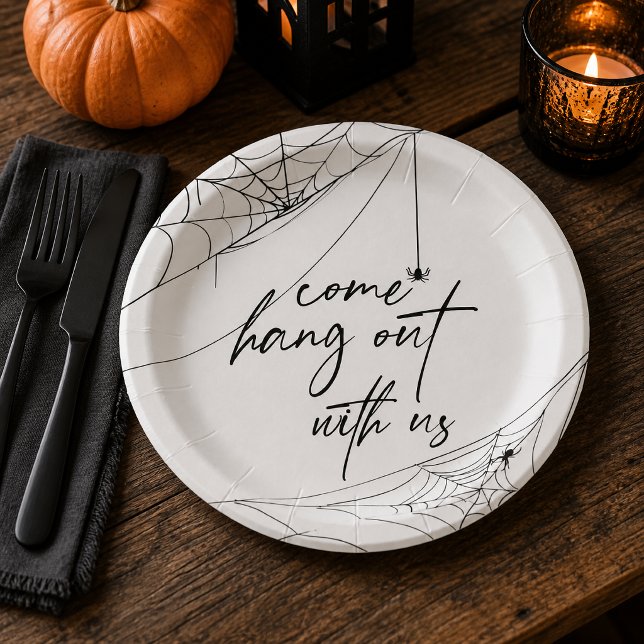 Komm mit uns zusammen bei unserem Spinnennetz-Hall Pappteller (Encourage every ghost and ghoul to stay awhile with these playful “Come Hang Out With Us” plates,)