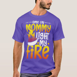 Komm schon, Mommy zünde mein Feuer in einem Zeltgi T-Shirt