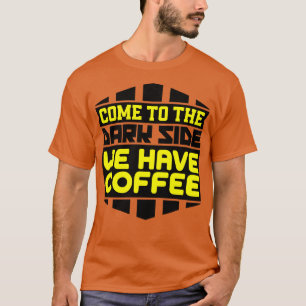 Kommen Sie auf die dunkle Seite, wo wir Kaffee hab T-Shirt