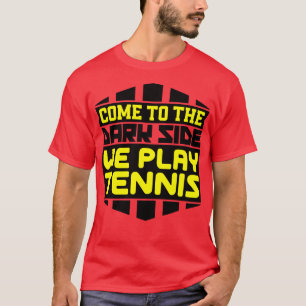 Kommen Sie auf die dunkle Seite, wo wir Tennis spi T-Shirt