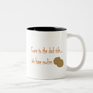 Kommen Sie zur dunklen Tasse