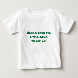 Kommt hier der kleine Sumo-Ringkämpfer! Baby T-shirt