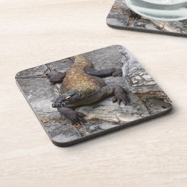 Komodo Dragon on Rugged Stones Getränkeuntersetzer (Linke Seite)