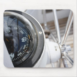 Kompas dat de richting geeft aan een avontuur. mousepad