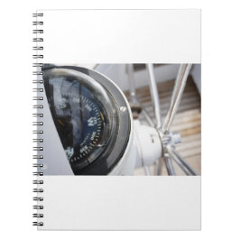 Kompas dat de richting geeft aan een avontuur. notizblock