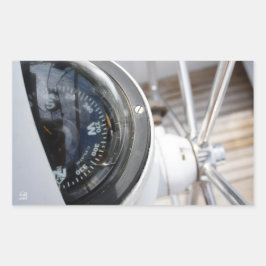 Kompas dat de richting geeft aan een avontuur. rechteckiger aufkleber