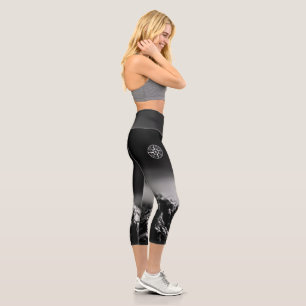 Kompass-Sternemblem monogramm dramatische Berge Capri Leggings