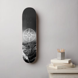 Kompass-Sternemblem monogramm dramatische Berge Skateboard