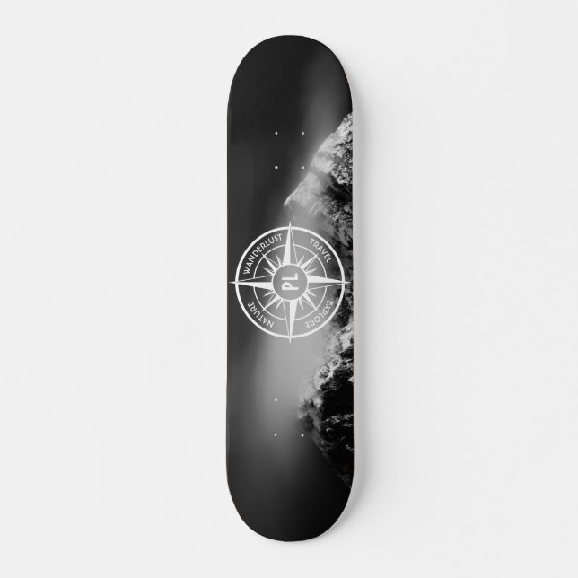 Kompass-Sternemblem monogramm dramatische Berge Skateboard (Vorne)