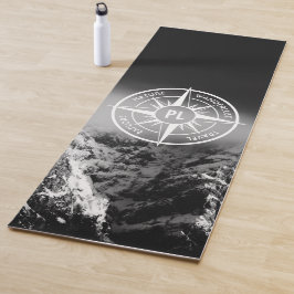 Kompass-Sternemblem monogramm dramatische Berge Yogamatte