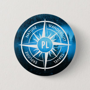 Kompass-Sternemblem Monogramm Nebel in Fichtenwald Button