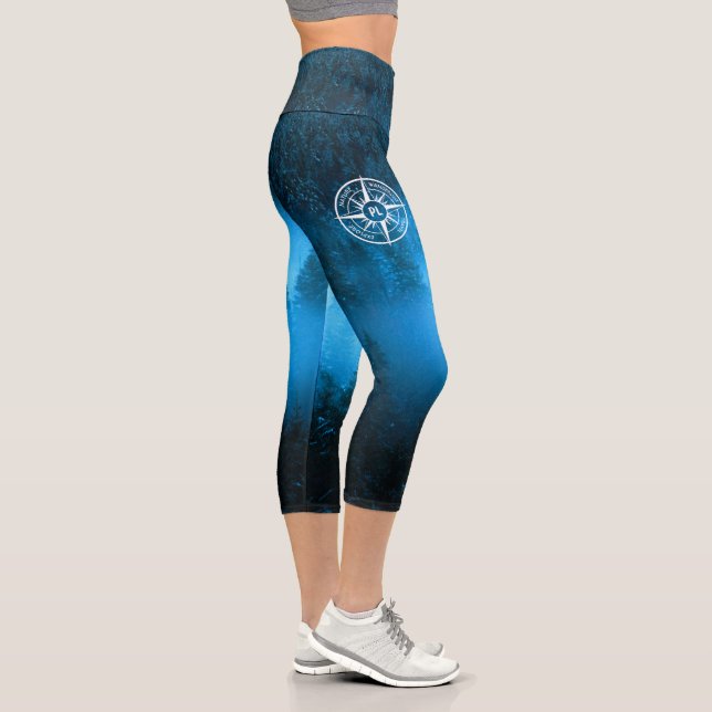 Kompass-Sternemblem Monogramm Nebel in Fichtenwald Capri Leggings (Rechts)