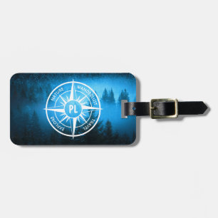 Kompass-Sternemblem Monogramm Nebel in Fichtenwald Gepäckanhänger