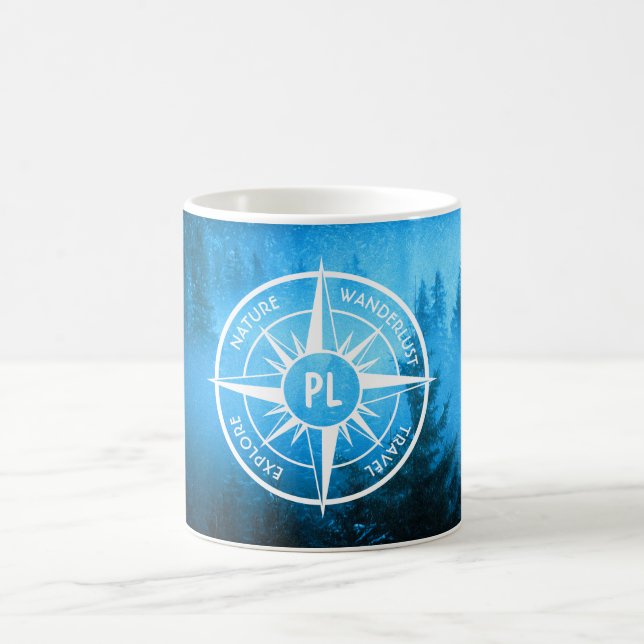 Kompass-Sternemblem Monogramm Nebel in Fichtenwald Kaffeetasse (Mittel)