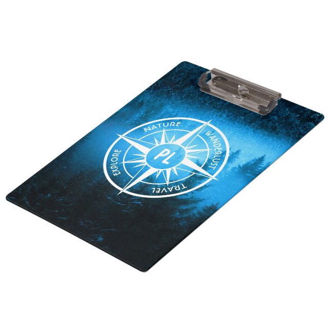 Kompass-Sternemblem Monogramm Nebel in Fichtenwald Klemmbrett (Schrägansicht)