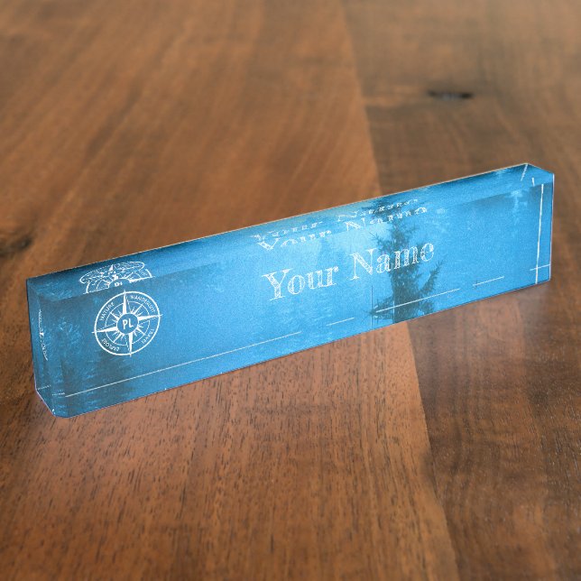 Kompass-Sternemblem Monogramm Nebel in Fichtenwald Namensplakette (Seite)