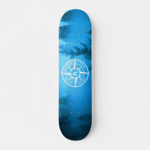 Kompass-Sternemblem Monogramm Nebel in Fichtenwald Skateboard