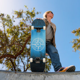 Kompass-Sternemblem Monogramm Nebel in Fichtenwald Skateboard