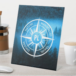 Kompass-Sternemblem Monogramm Nebel in Fichtenwald Sockelschild