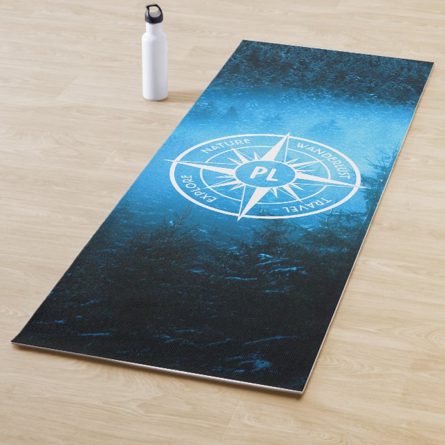 Kompass-Sternemblem Monogramm Nebel in Fichtenwald Yogamatte (Beispiel)